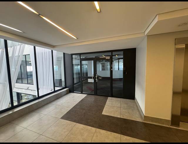 753M² SHOWROOM TO LET IN KRAMERVILLE